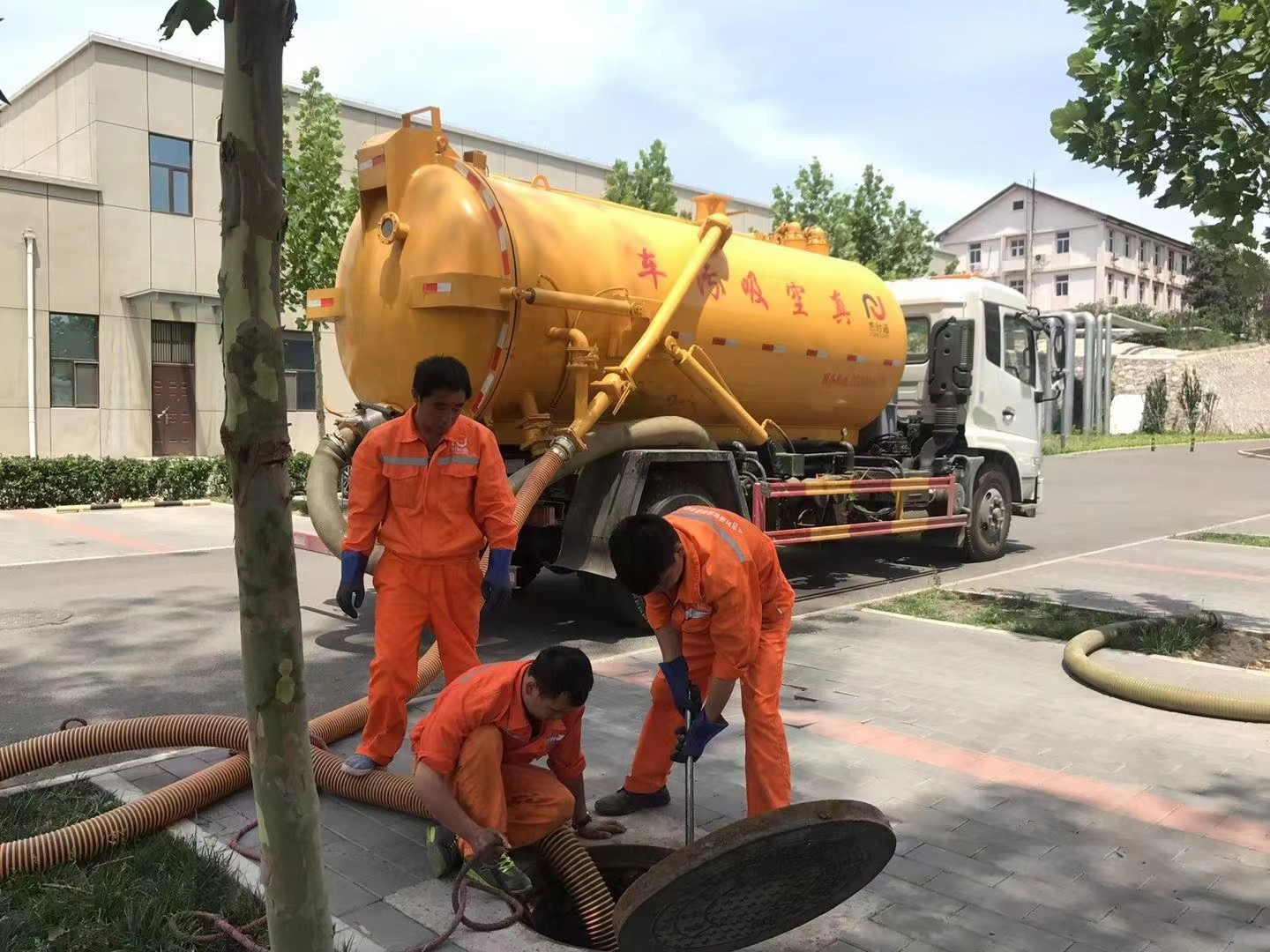 元宝管道疏通车停在窨井附近