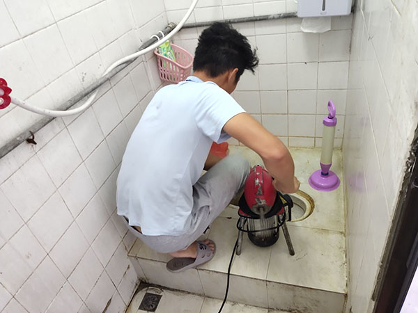 元宝肥皂掉到马桶里把马桶堵住了怎么办？马桶堵住了怎么办