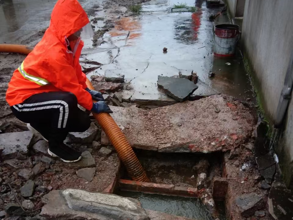 元宝专业清理污水池 炜誉市政以规范流程守护城市 “肠道”